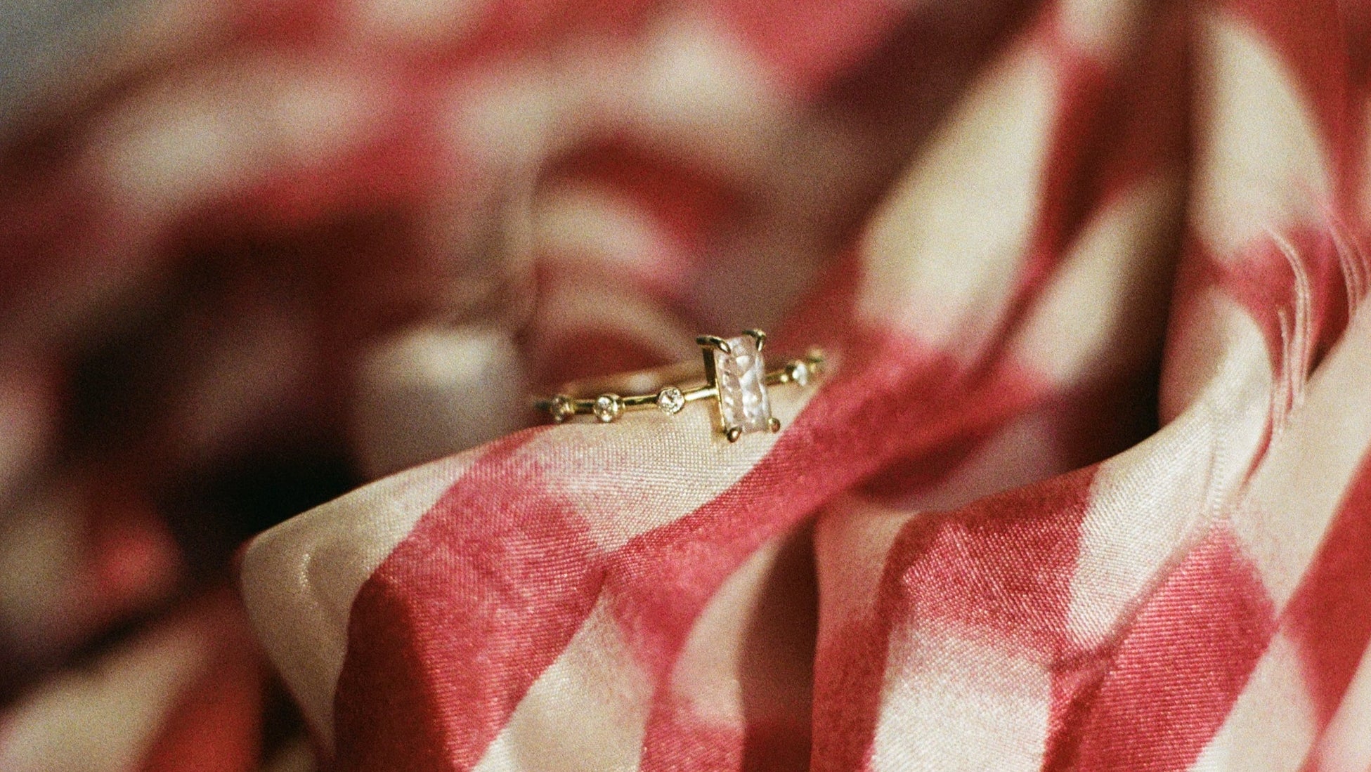 pale pink sapphire 18k white gold ring